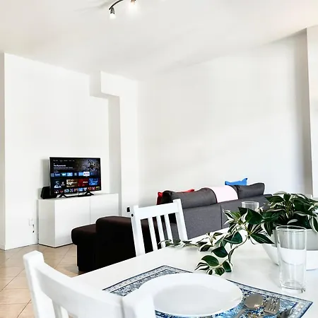 Peaceful Oasis With Balcony And Parking, Milan