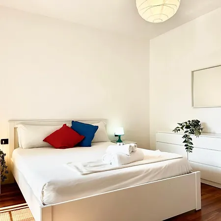 Peaceful Oasis With Balcony And Parking, Apartament Mediolan