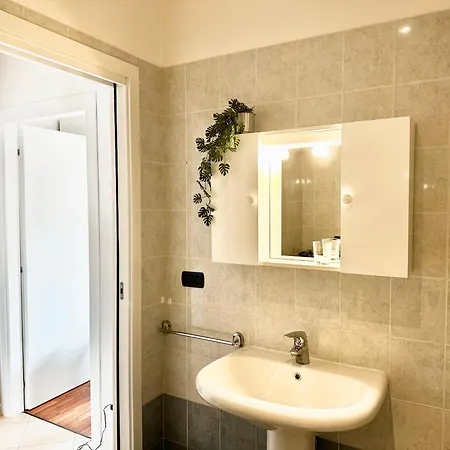 Peaceful Oasis With Balcony And Parking, Apartament Mediolan